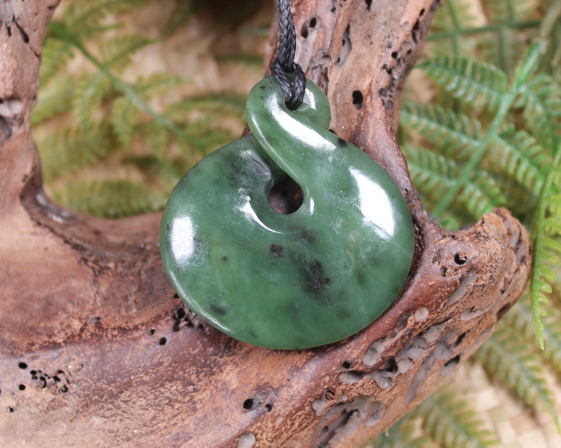 Twist or Pikorua carved from Hapopo Pounamu - NZ Greenstone