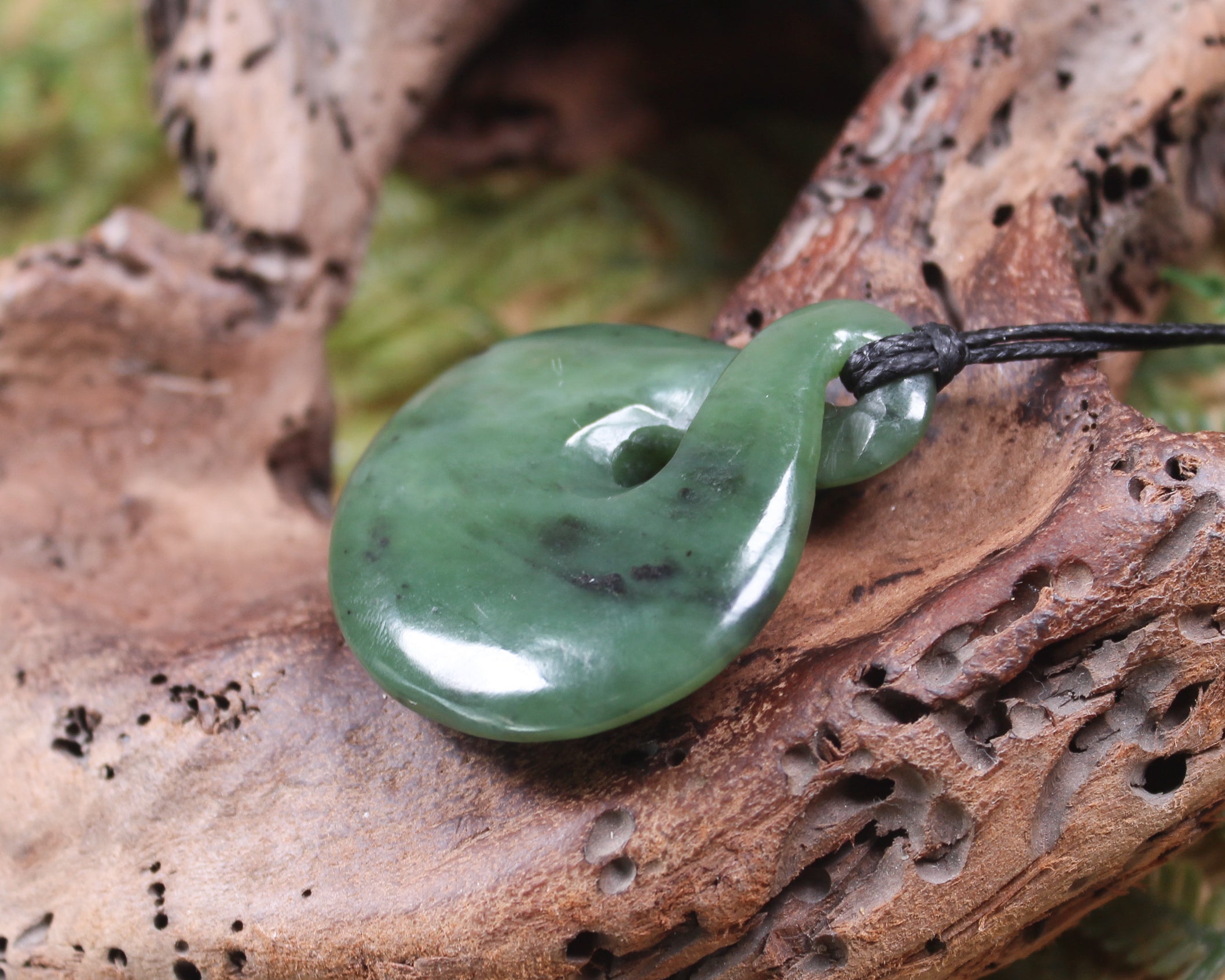 Twist or Pikorua carved from Hapopo Pounamu - NZ Greenstone