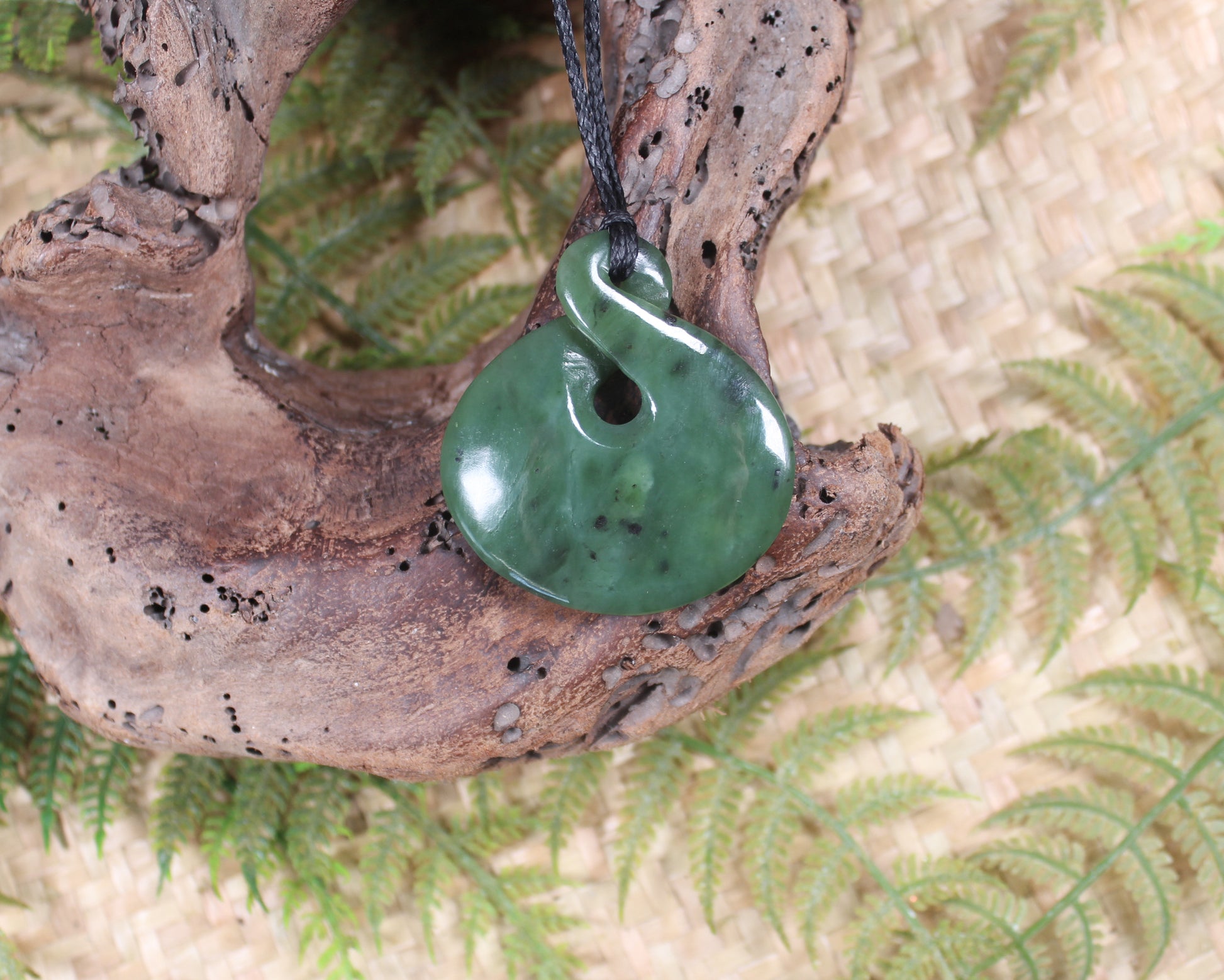 Twist or Pikorua carved from Hapopo Pounamu - NZ Greenstone