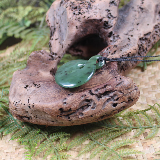 Twist or Pikorua carved from Hapopo Pounamu - NZ Greenstone