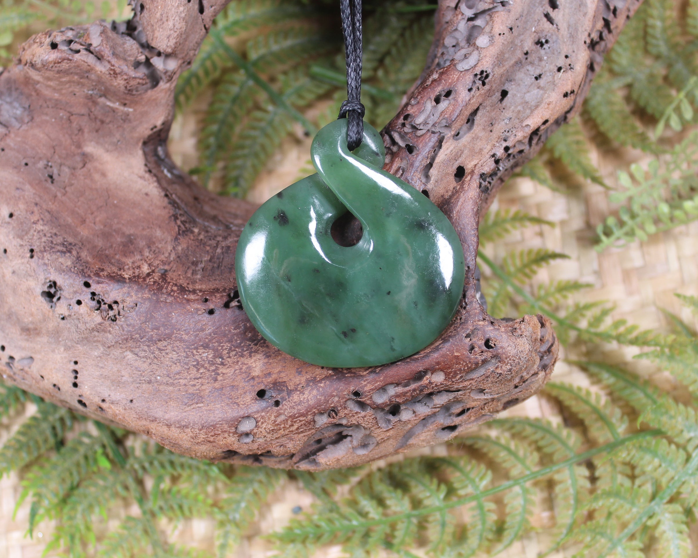 Twist or Pikorua carved from Hapopo Pounamu - NZ Greenstone