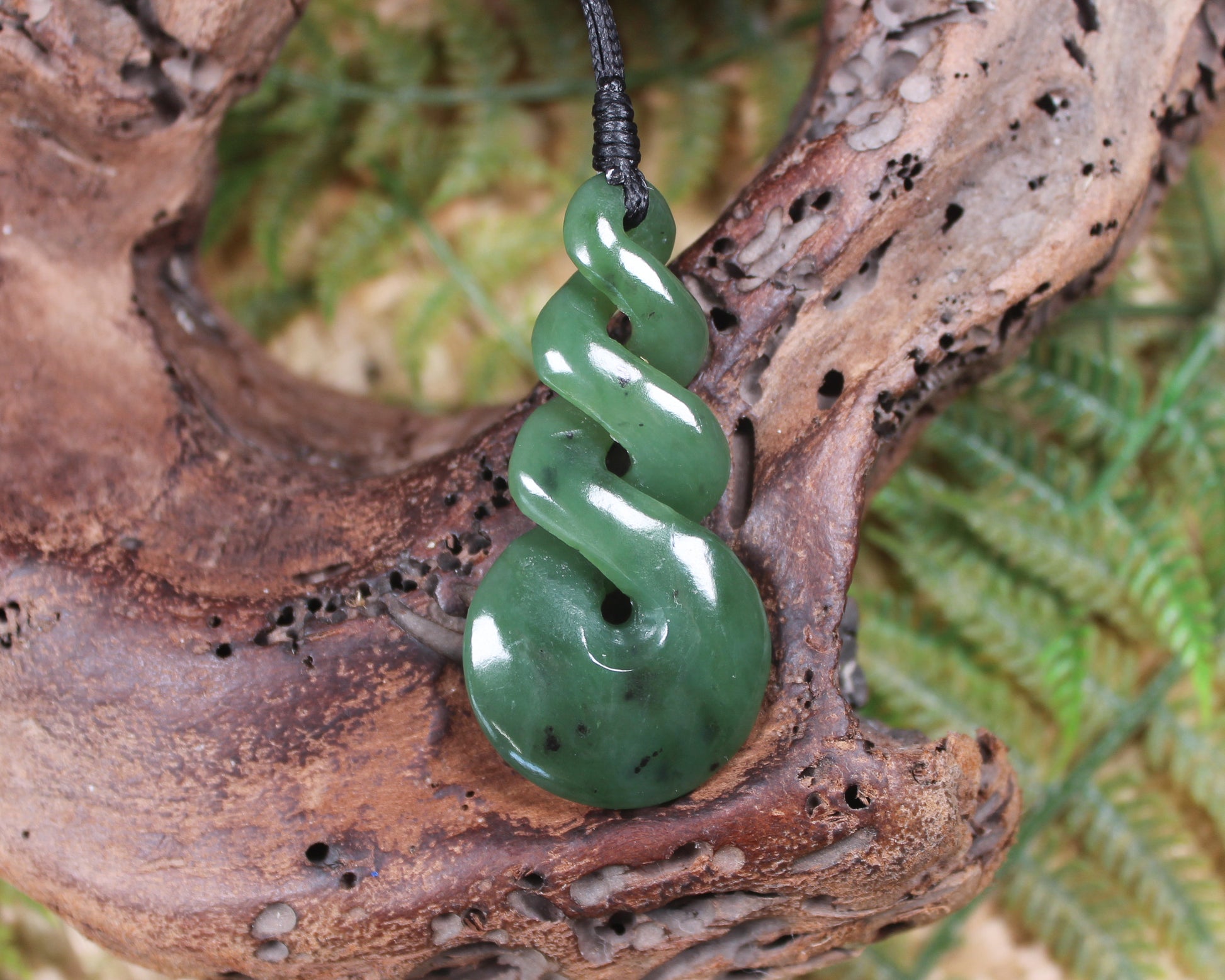 Twist or Pikorua carved from Hapopo Pounamu - NZ Greenstone