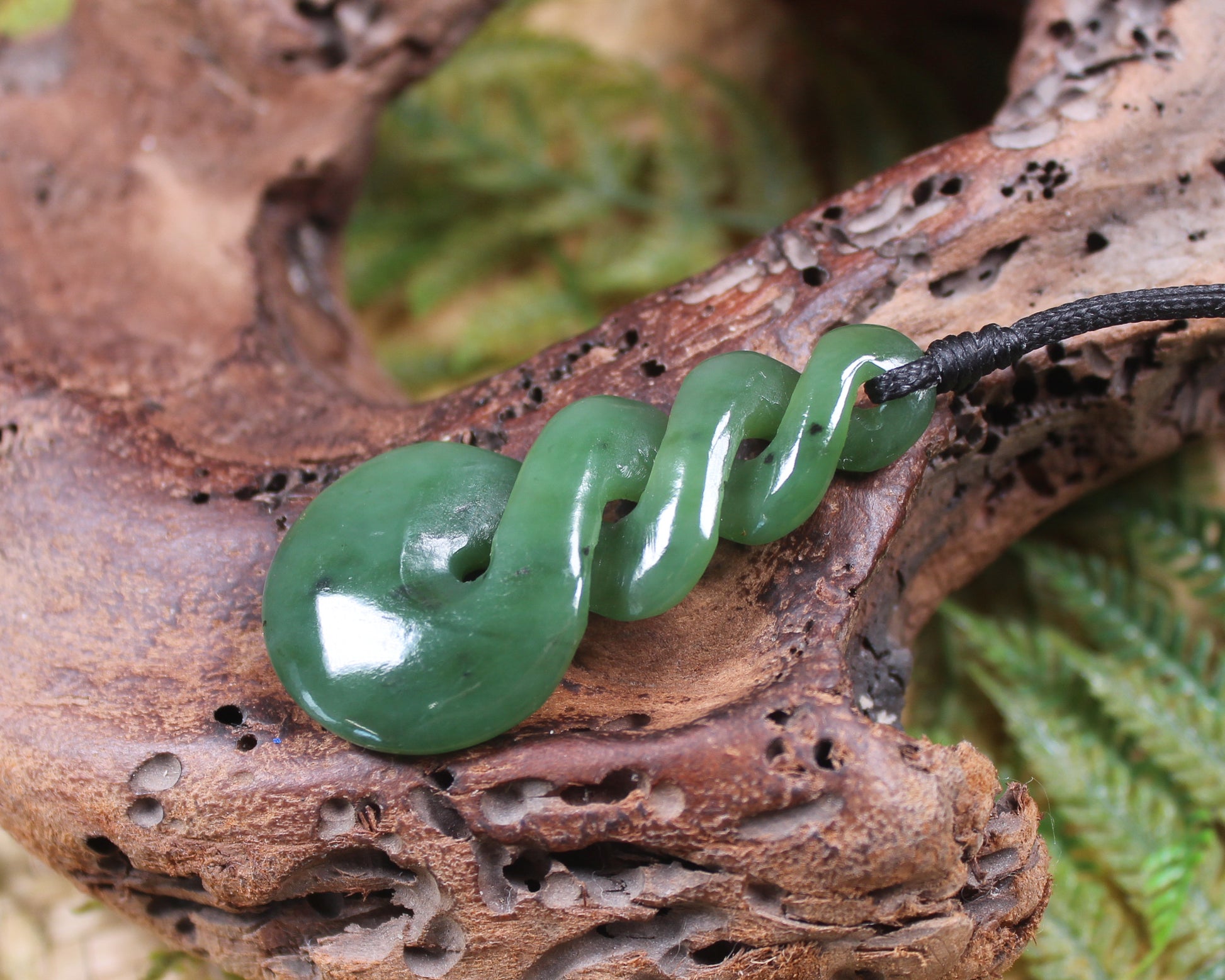 Twist or Pikorua carved from Hapopo Pounamu - NZ Greenstone