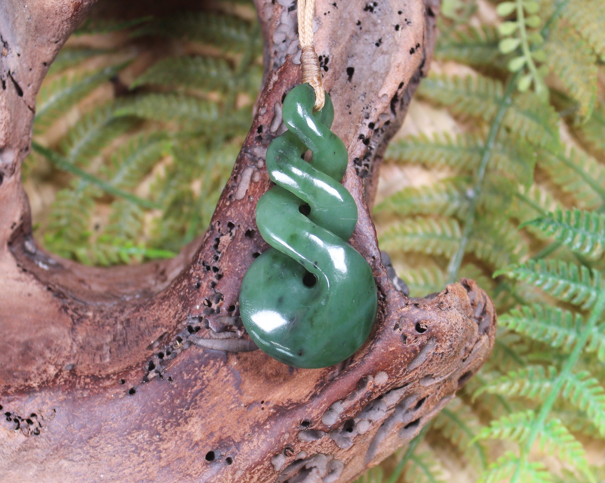 Twist or Pikorua carved from Hapopo Pounamu - NZ Greenstone