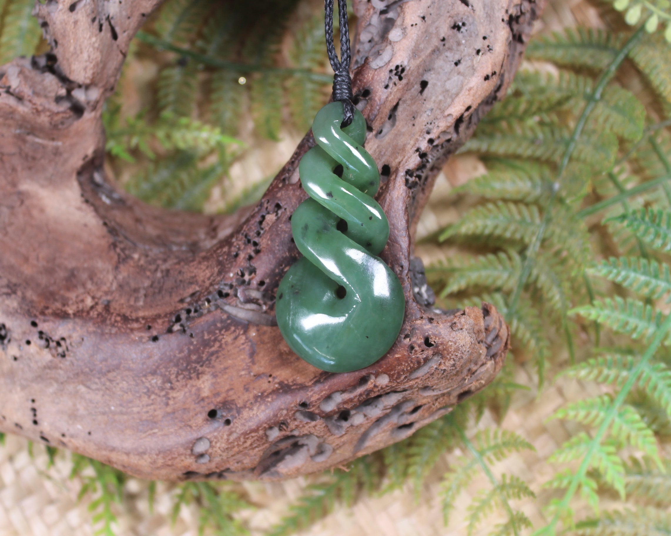 Twist or Pikorua carved from Hapopo Pounamu - NZ Greenstone