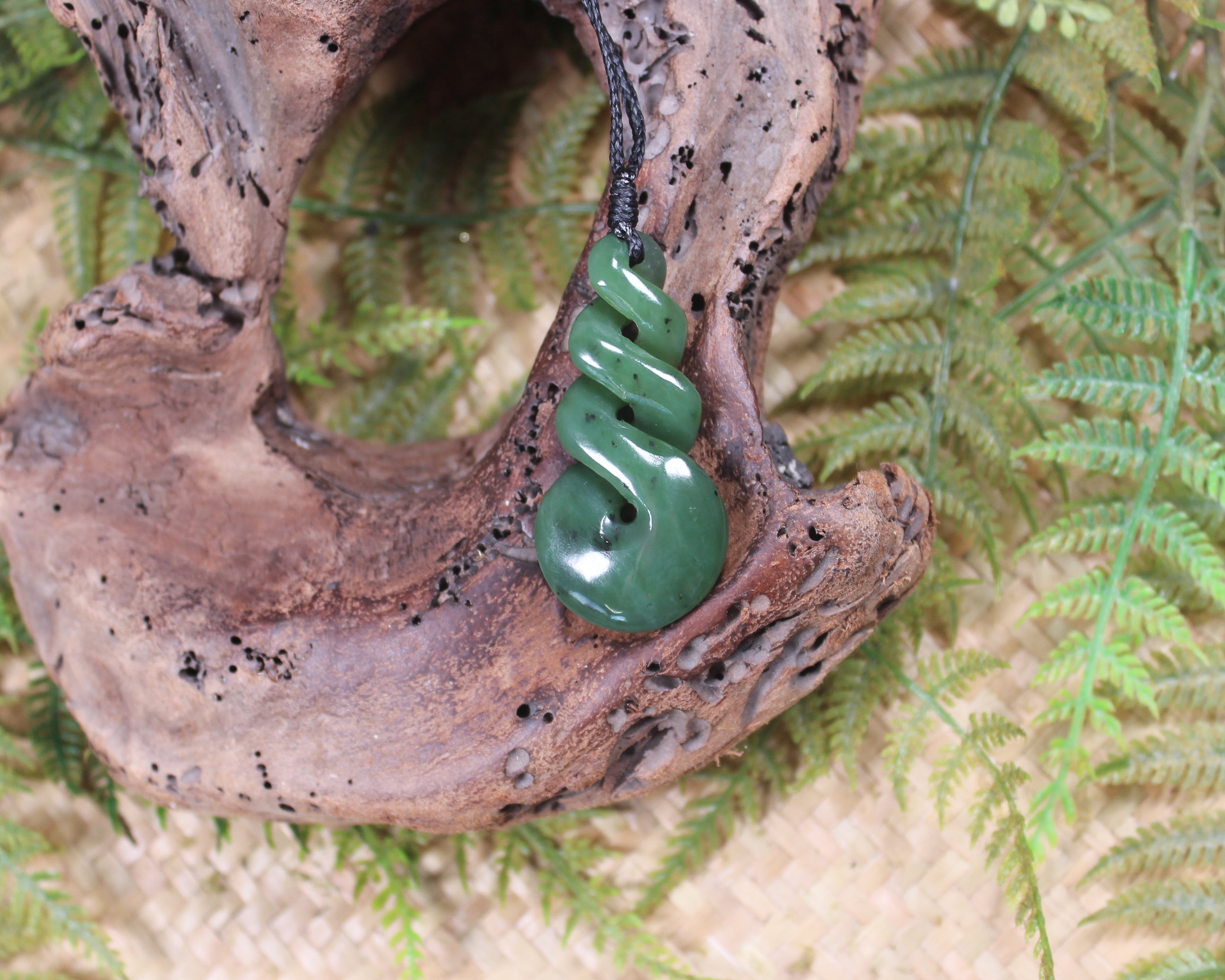 Twist or Pikorua carved from Hapopo Pounamu - NZ Greenstone