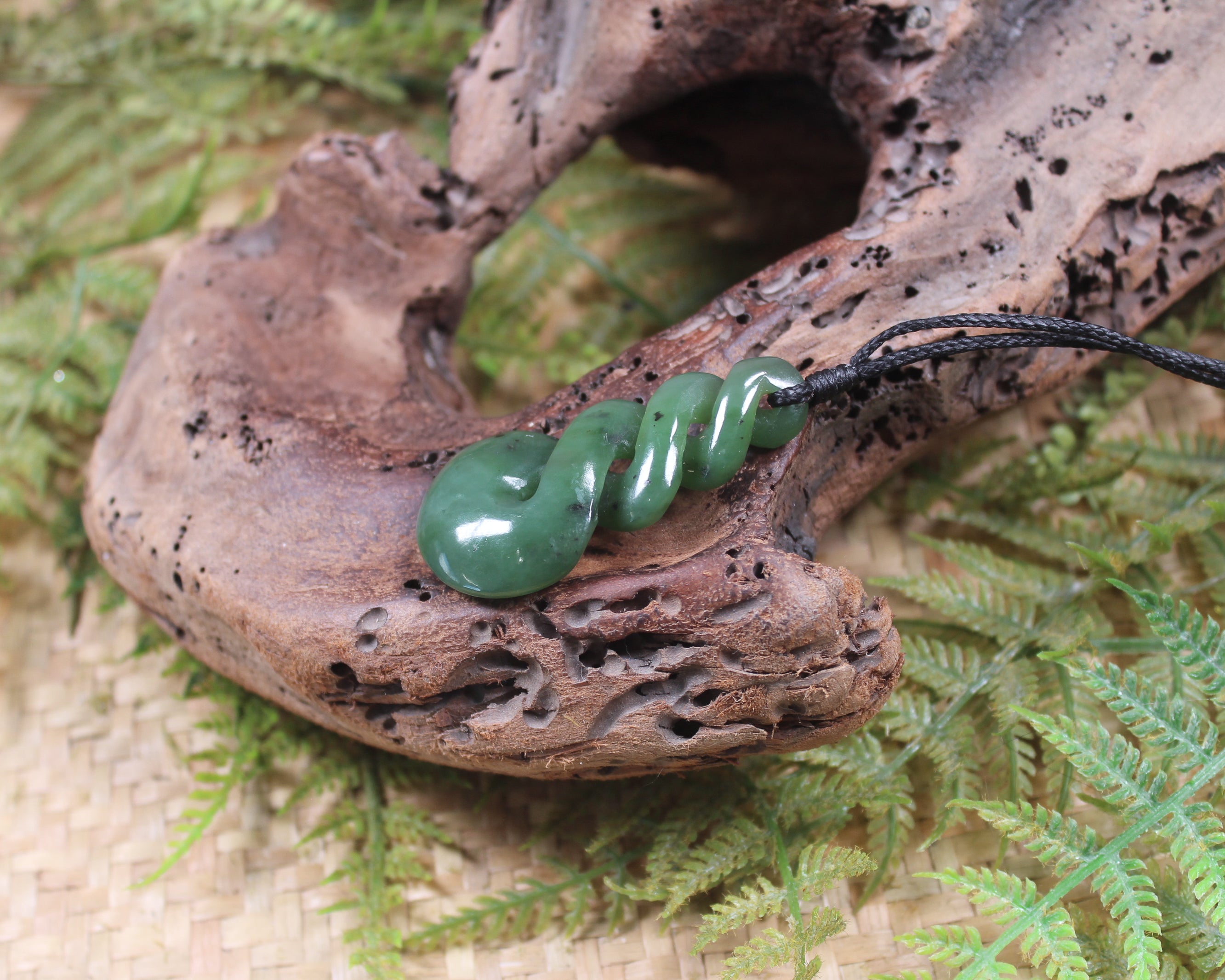 Twist or Pikorua carved from Hapopo Pounamu - NZ Greenstone