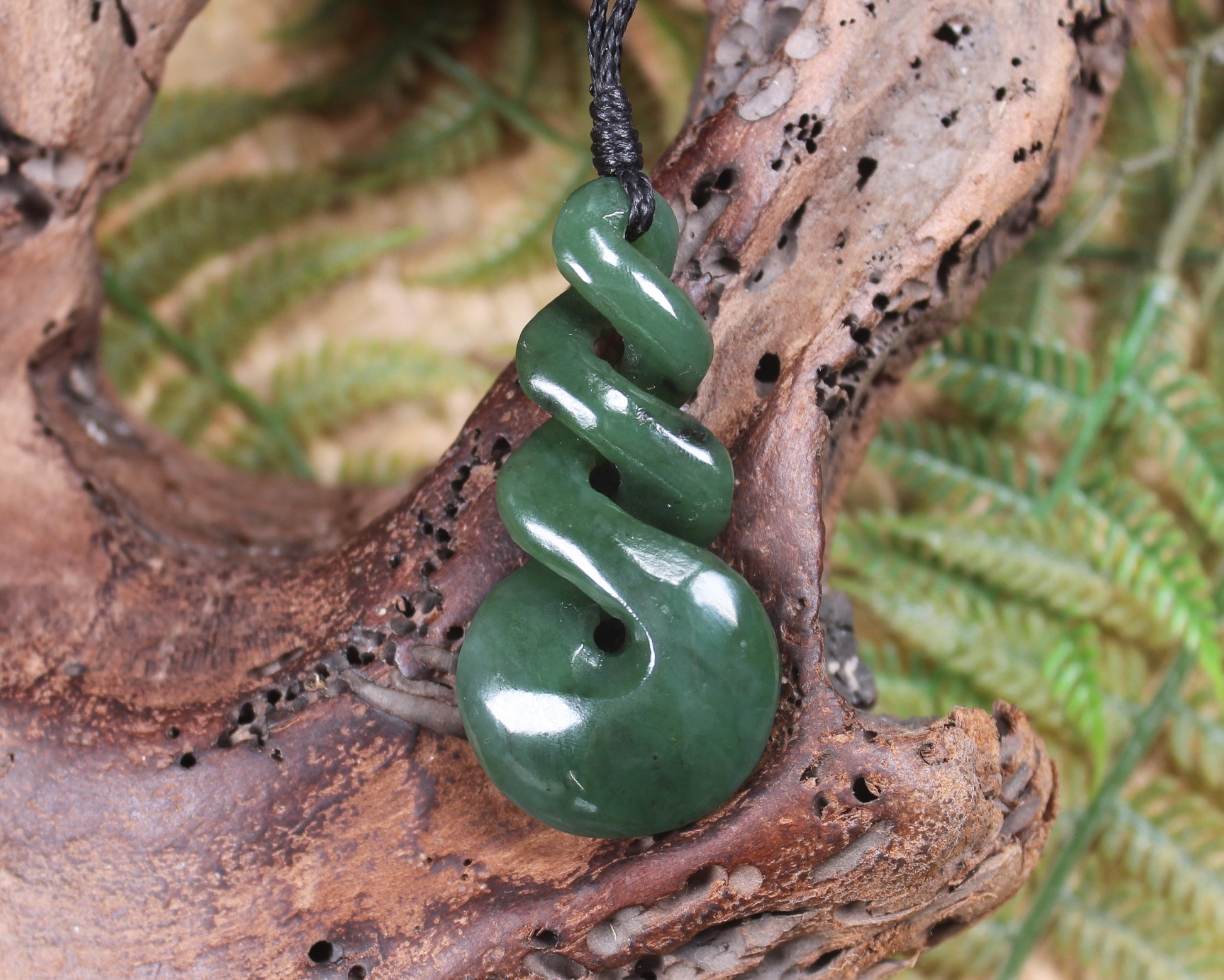 Twist or Pikorua carved from Hapopo Pounamu - NZ Greenstone