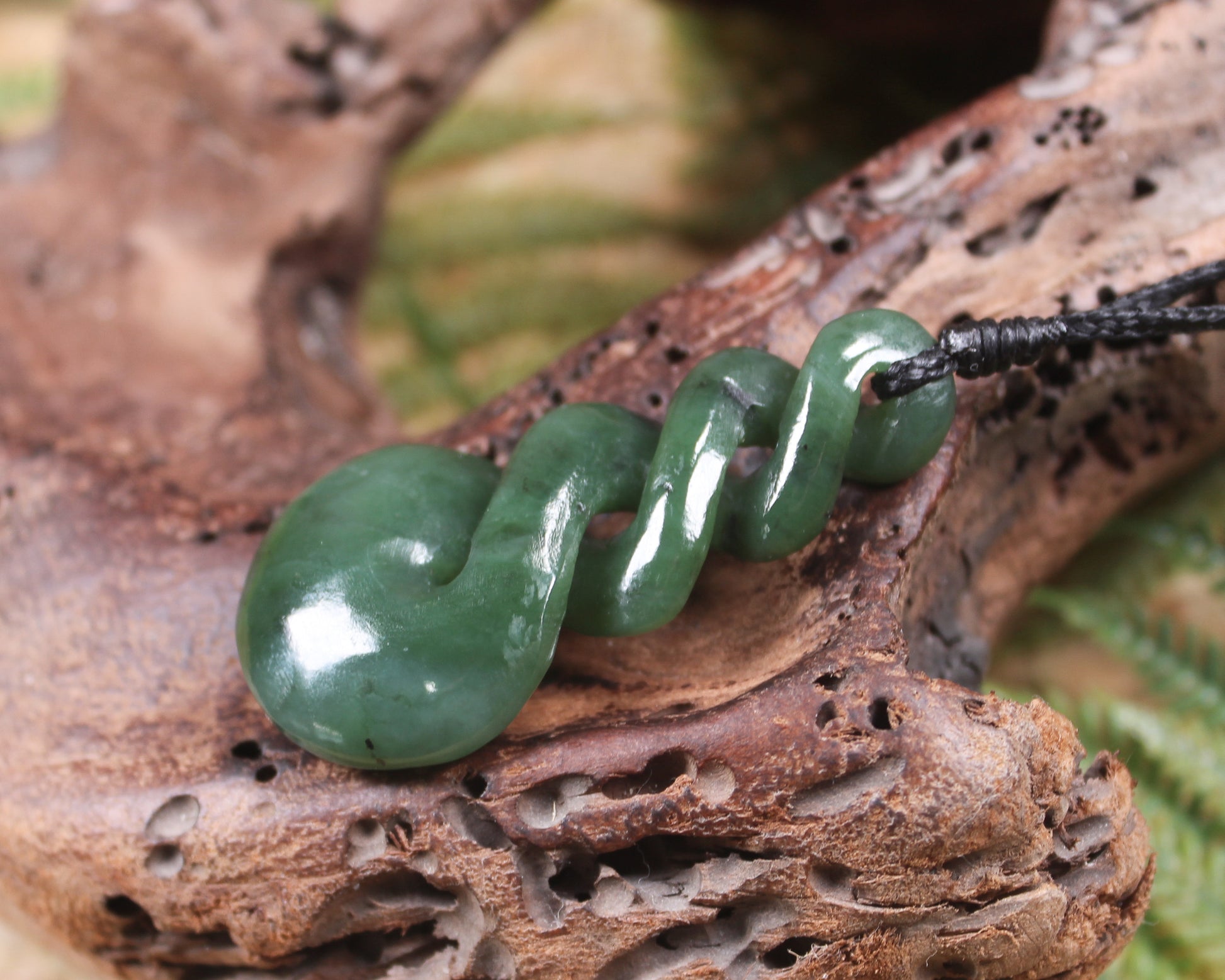 Twist or Pikorua carved from Hapopo Pounamu - NZ Greenstone