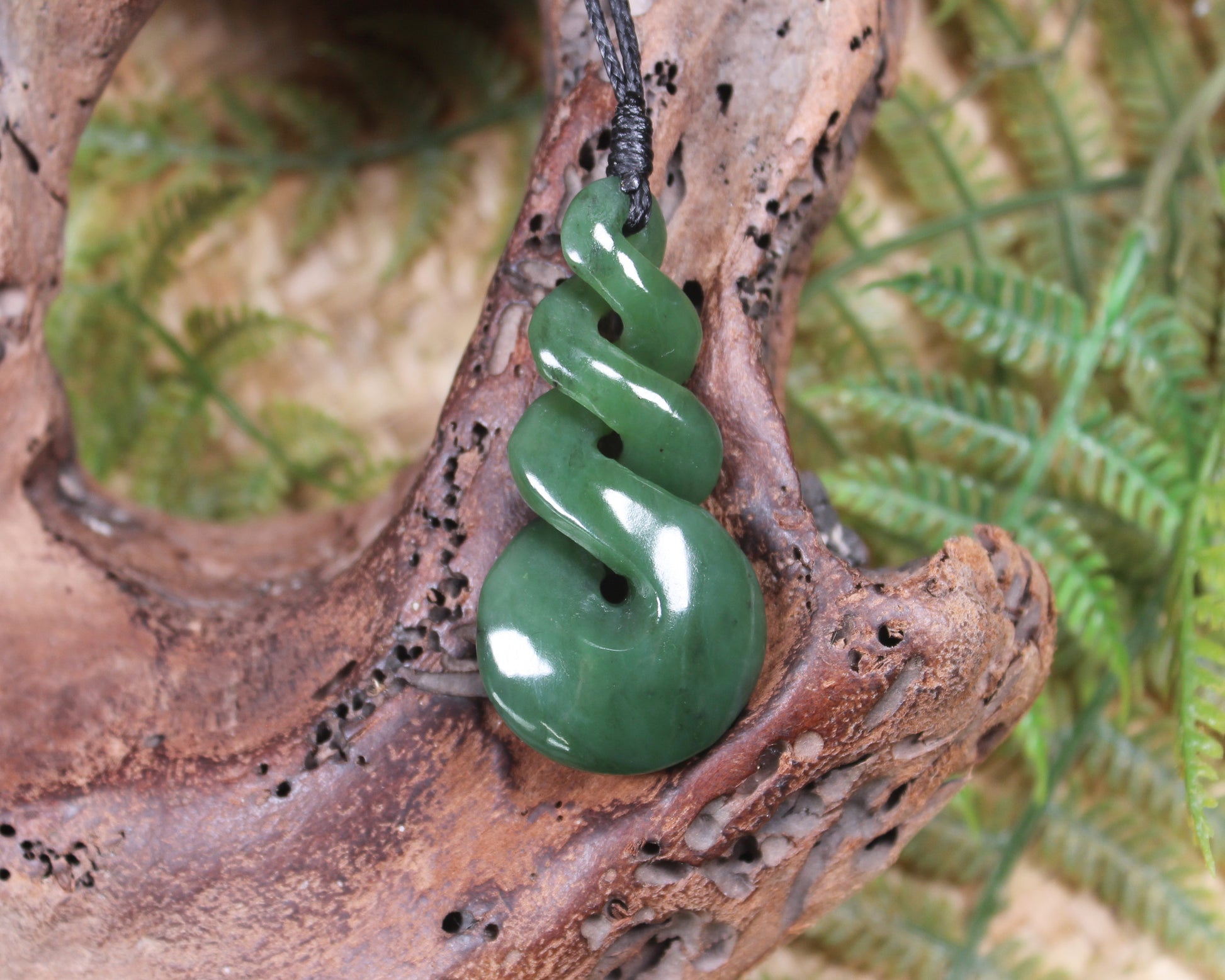 Twist or Pikorua carved from Hapopo Pounamu - NZ Greenstone