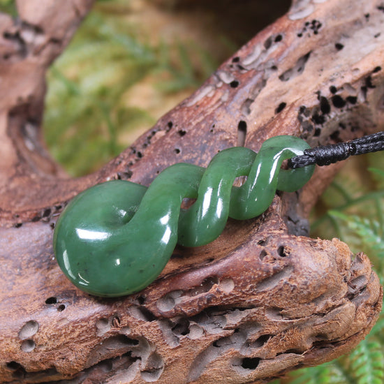 Twist or Pikorua carved from Hapopo Pounamu - NZ Greenstone