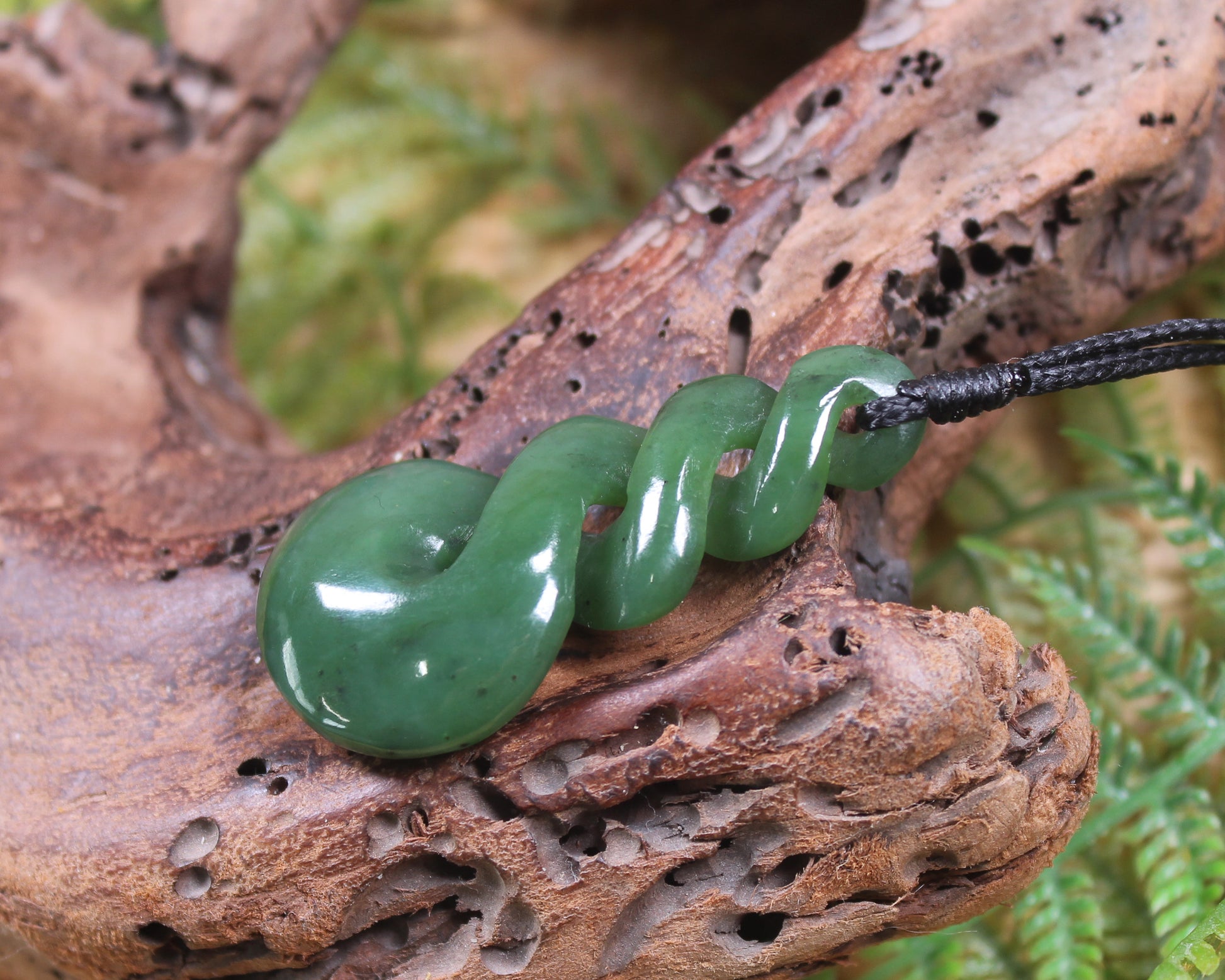 Twist or Pikorua carved from Hapopo Pounamu - NZ Greenstone