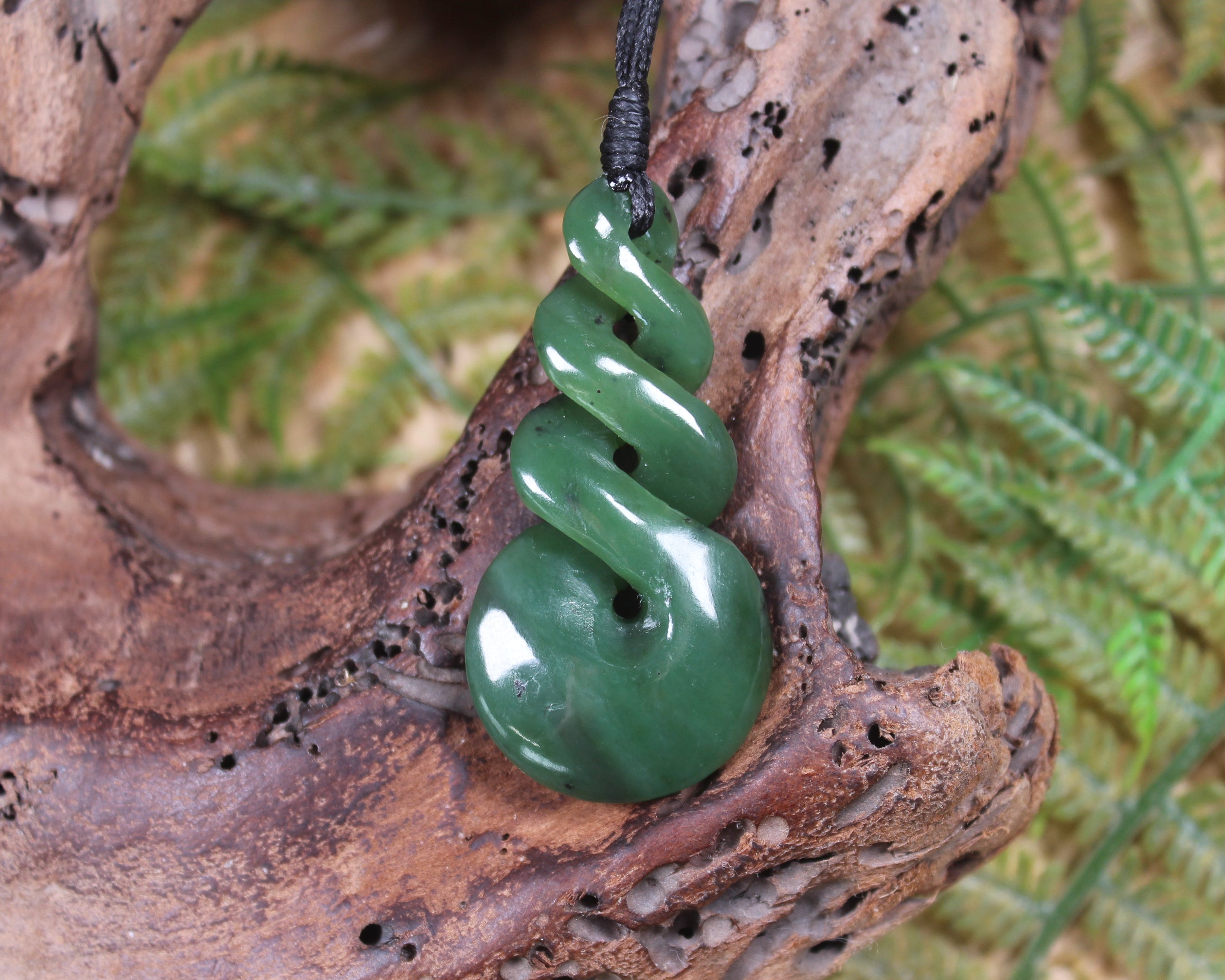 Twist or Pikorua carved from Hapopo Pounamu - NZ Greenstone