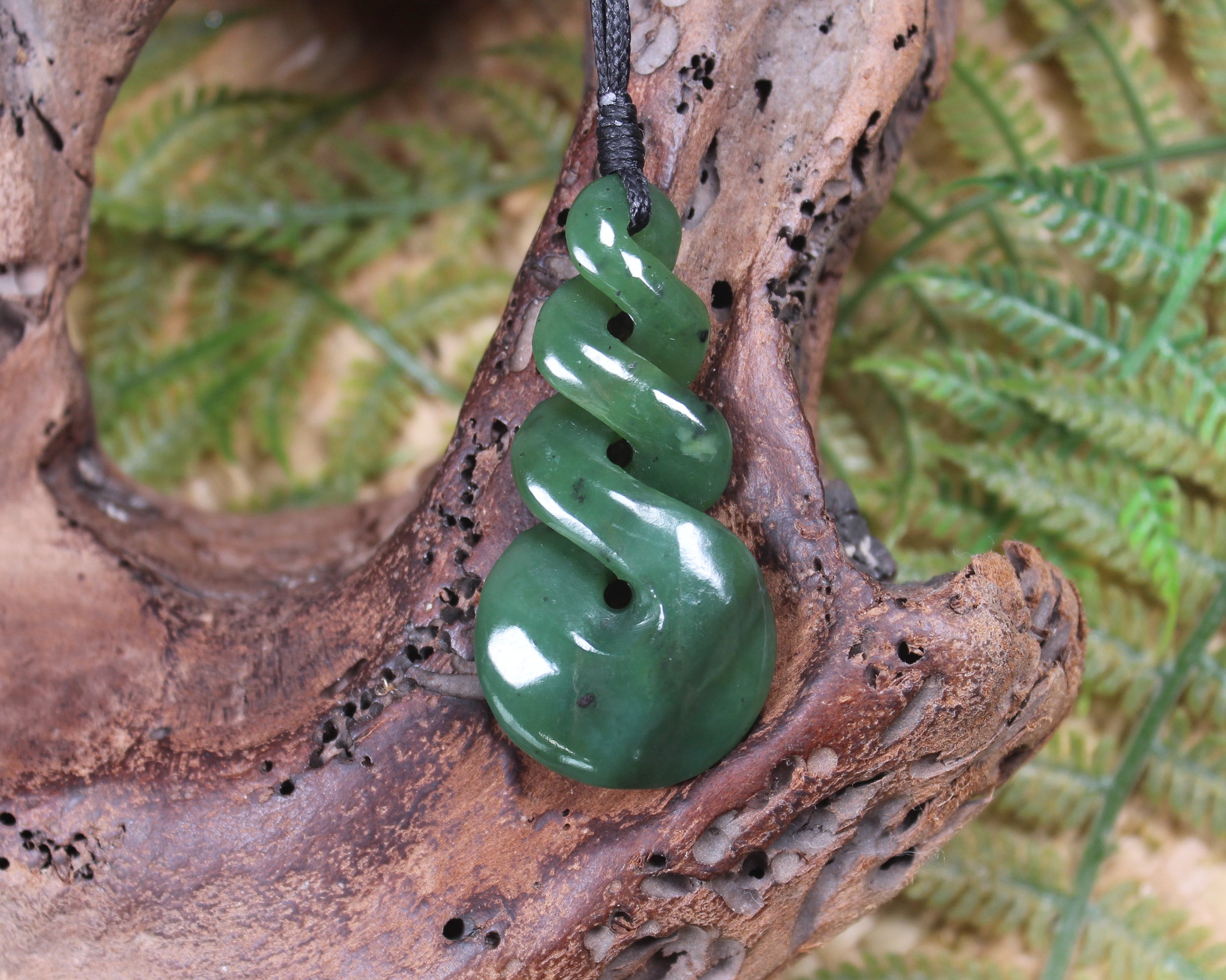 Twist or Pikorua carved from Hapopo Pounamu - NZ Greenstone