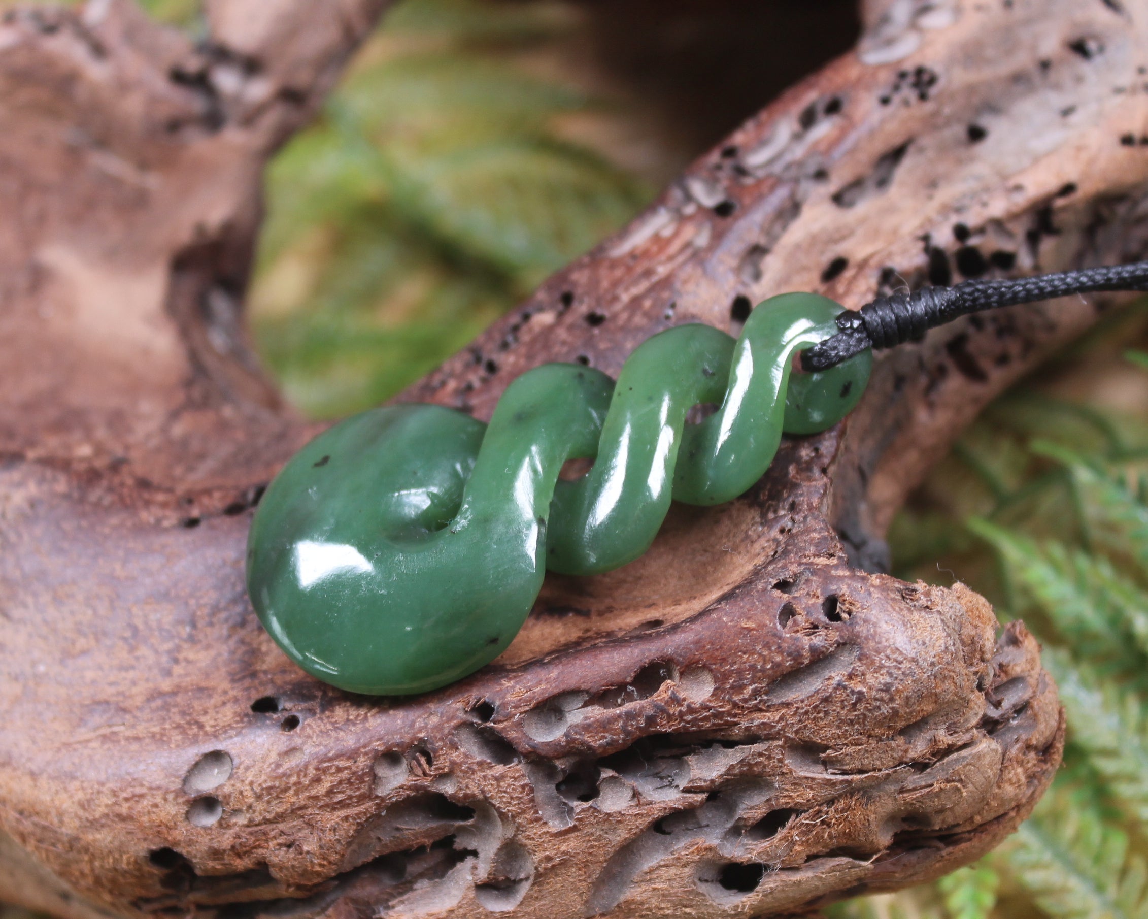 Twist or Pikorua carved from Hapopo Pounamu - NZ Greenstone