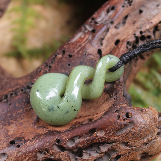 Twist or Pikorua carved from Tangiwai Pounamu - NZ Greenstone