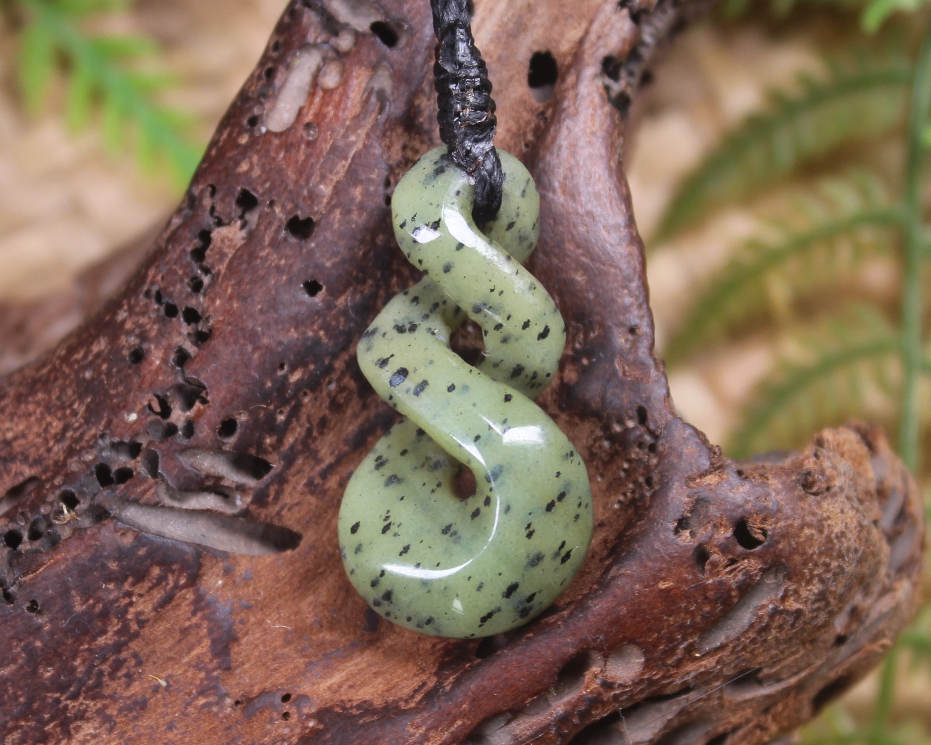 Twist or Pikorua carved from Tangiwai Pounamu - NZ Greenstone