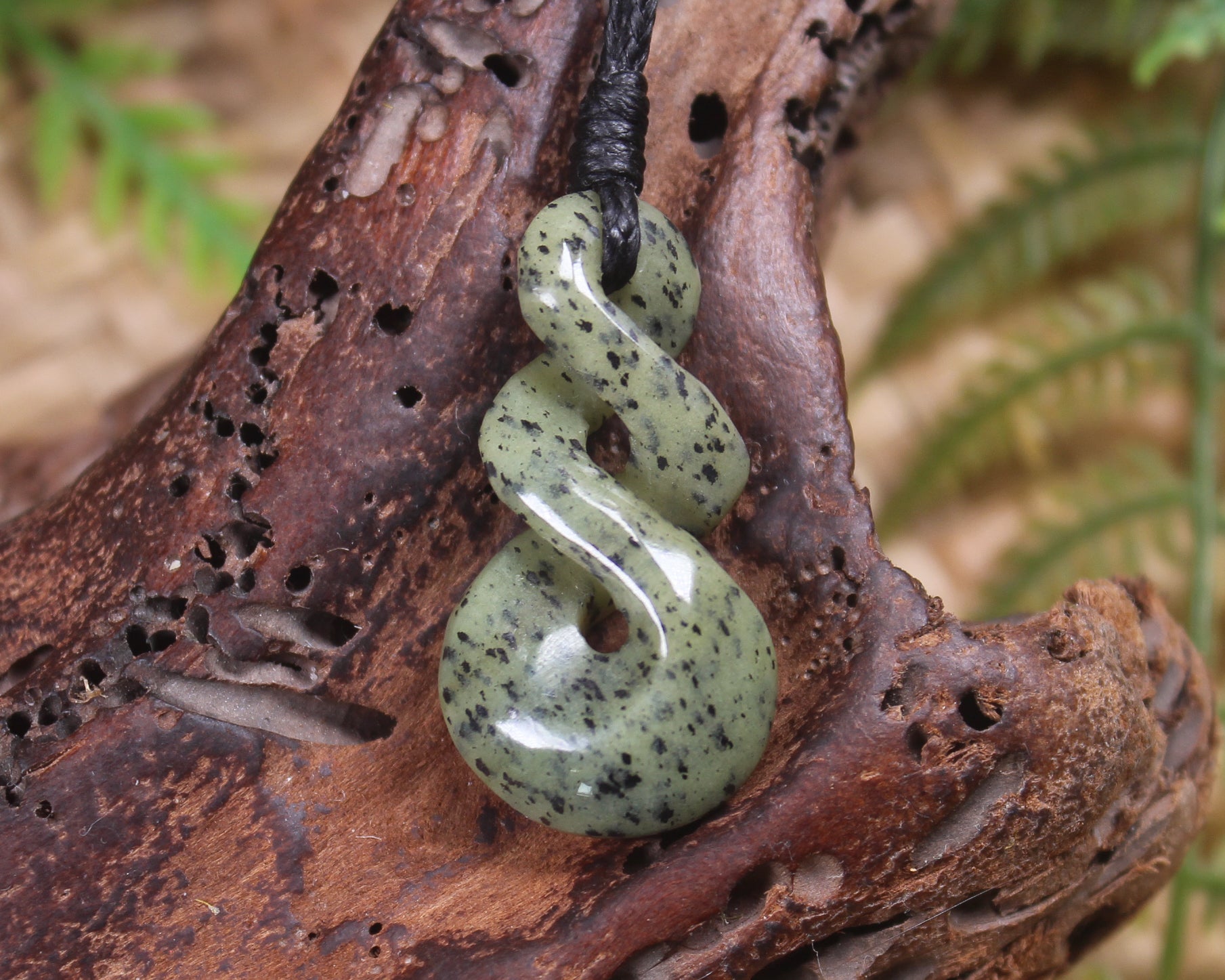 Twist or Pikorua carved from Tangiwai Pounamu - NZ Greenstone