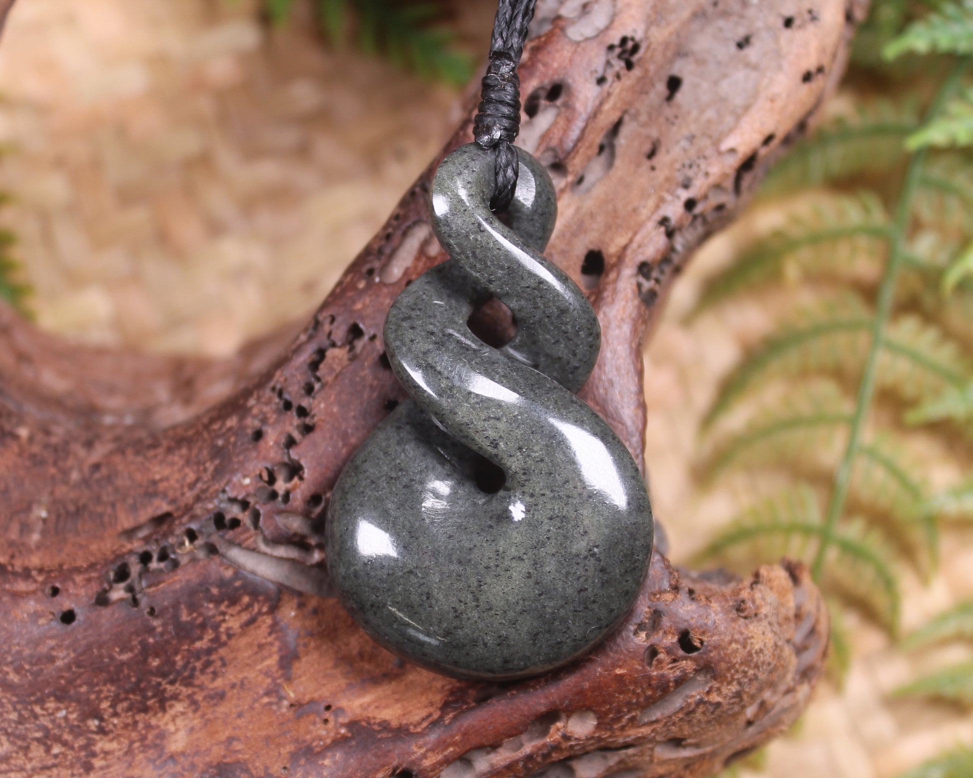 Twist or Pikorua carved from Serpentine