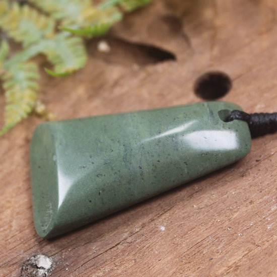 Toki or Adze Pendant carved from NZ Pakohe or Argillite