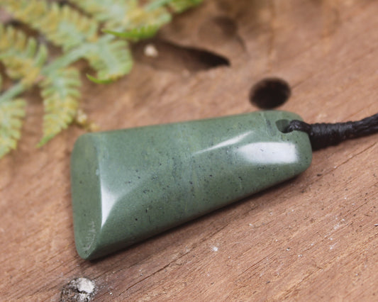 Toki or Adze Pendant carved from NZ Pakohe or Argillite