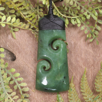 Toki with Koru pounamu pendant - NZ Greenstone