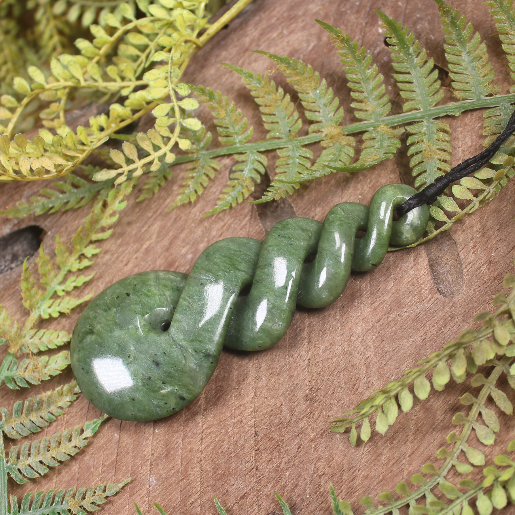 Twist or Pikorua carved from Hapopo Pounamu - NZ Greenstone