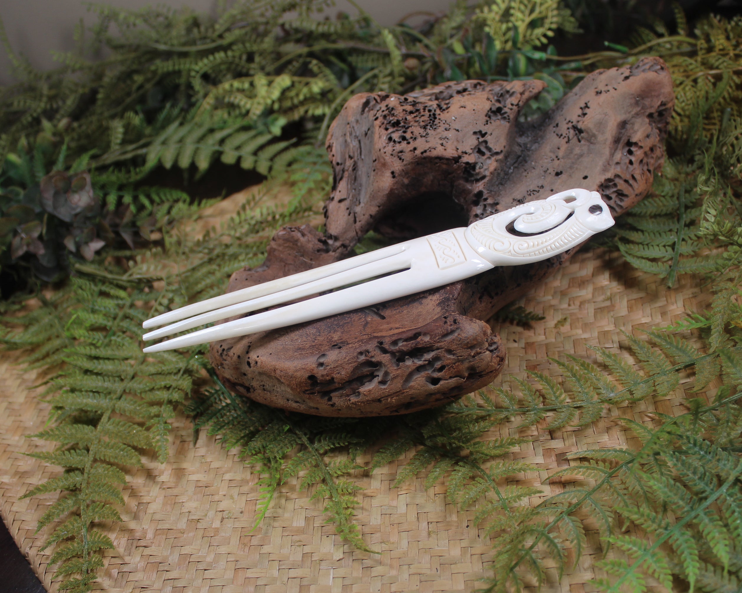 Heru with Koropepe carved from NZ beef bone