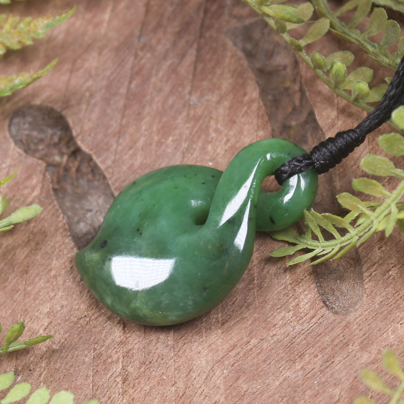 Twist or Pikorua carved from Hapopo Pounamu - NZ Greenstone