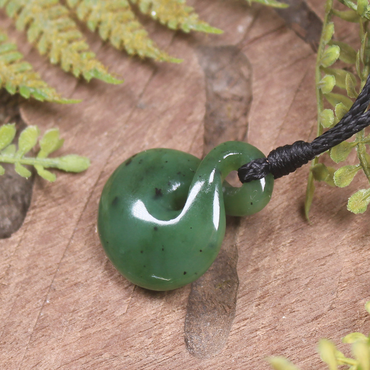 Twist or Pikorua carved from Hapopo Pounamu - NZ Greenstone