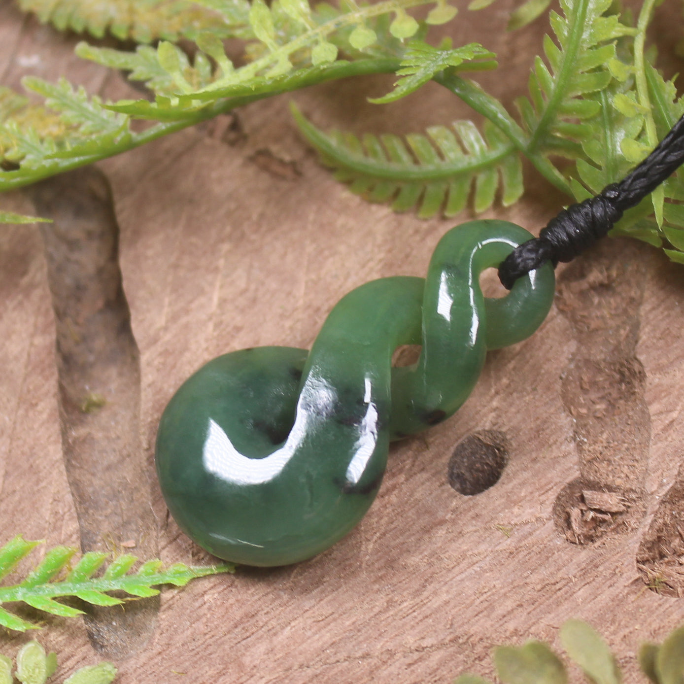 Twist or Pikorua carved from Hapopo Pounamu - NZ Greenstone