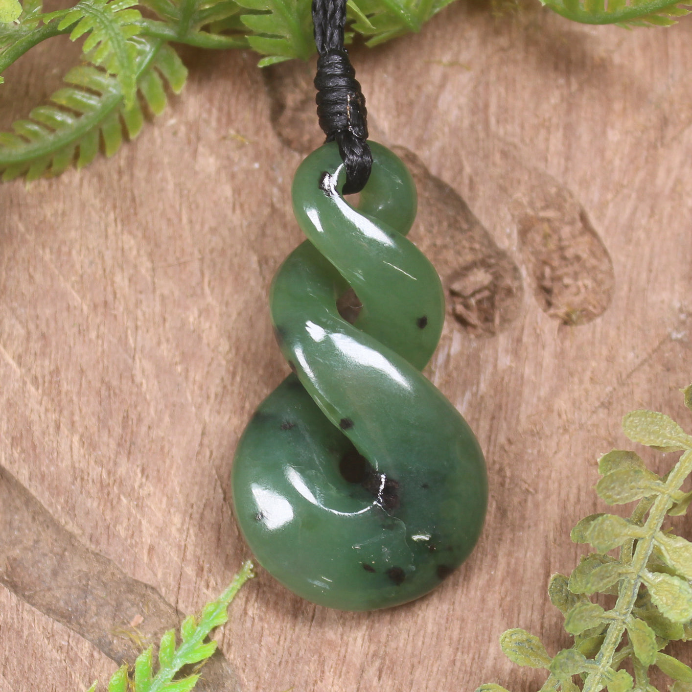 Twist or Pikorua carved from Hapopo Pounamu - NZ Greenstone