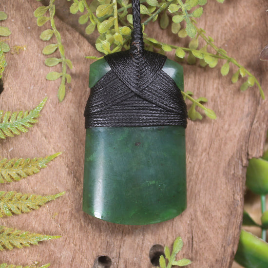 Hapopo Pounamu Toki - NZ Greenstone