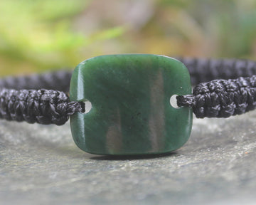 Adjustable cord bracelet with Kawakawa Pounamu