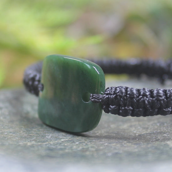 Adjustable cord bracelet with Kawakawa Pounamu