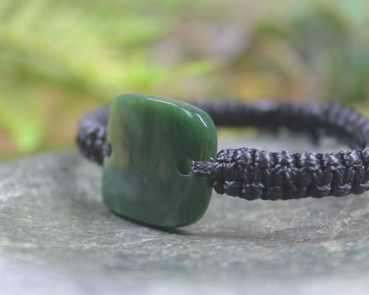 Adjustable cord bracelet with Kawakawa Pounamu