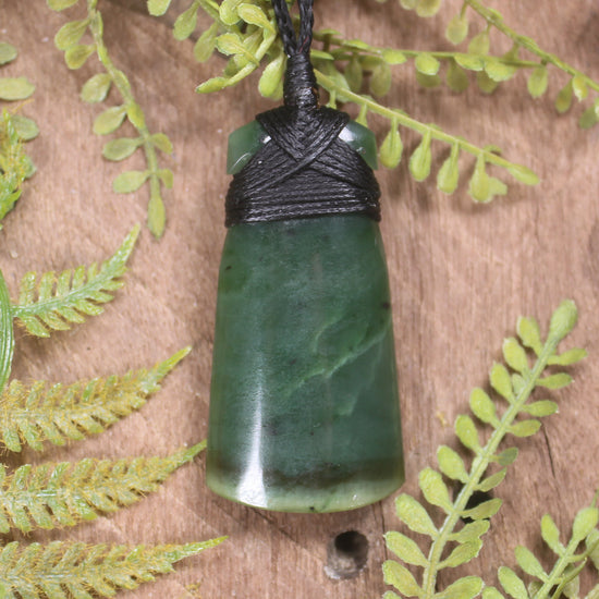 Hapopo Pounamu Toki - NZ Greenstone