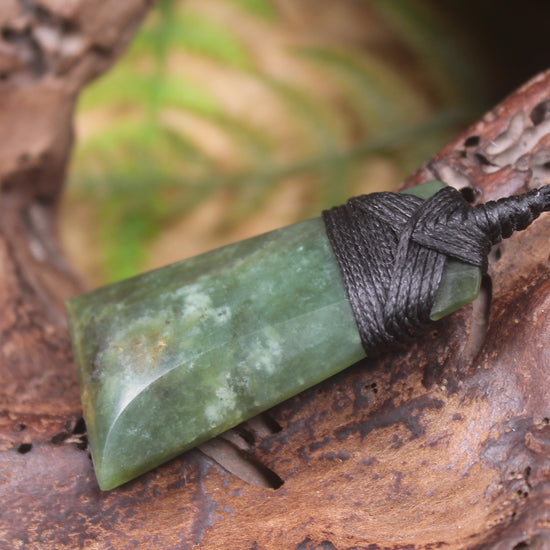 Hapopo Pounamu Toki - NZ Greenstone