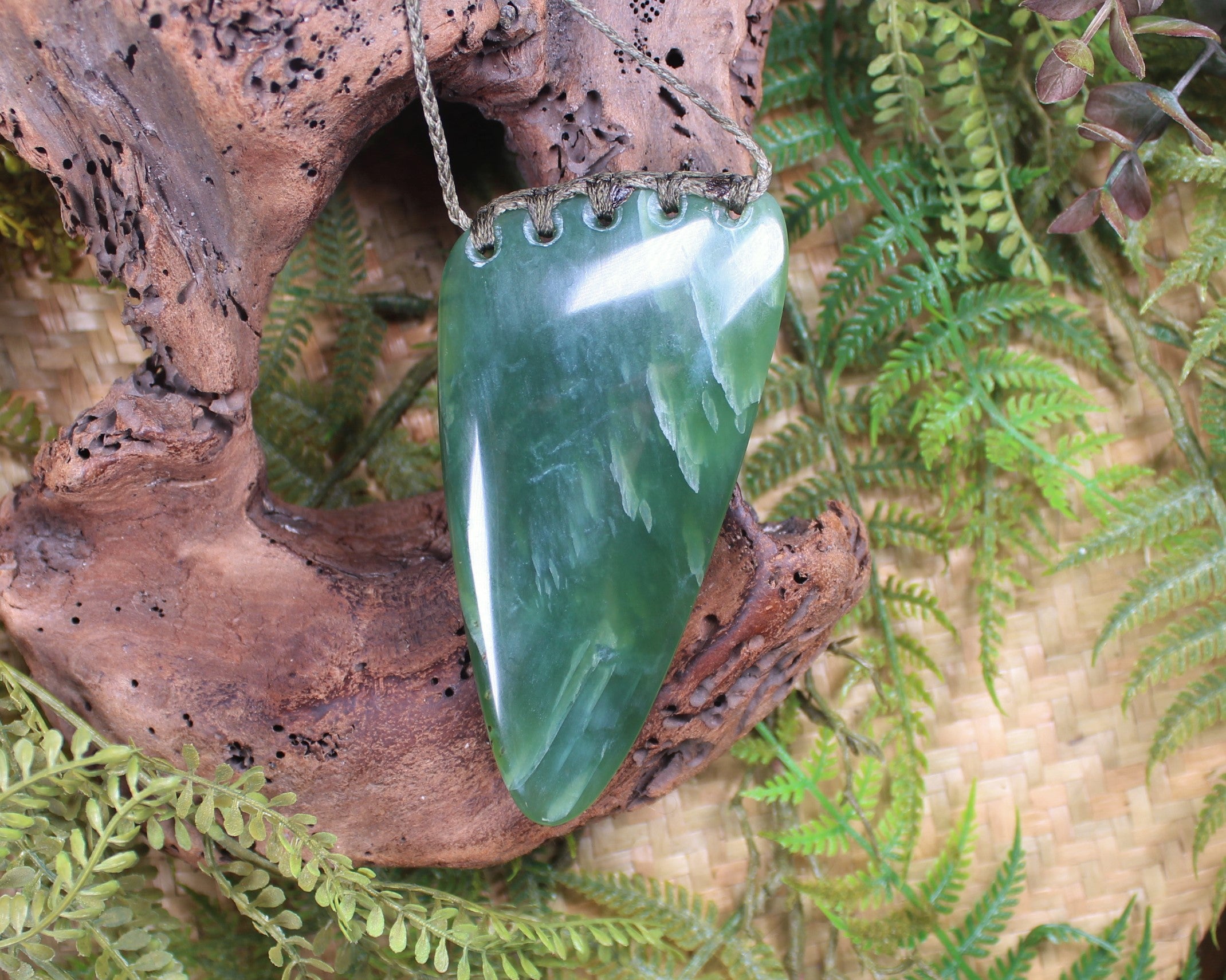 MED NIHO OR TANIWHA TOOTH PENDANT - Inanga Pounamu - A524