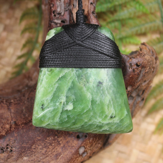 Hapopo Pounamu Toki - NZ Greenstone