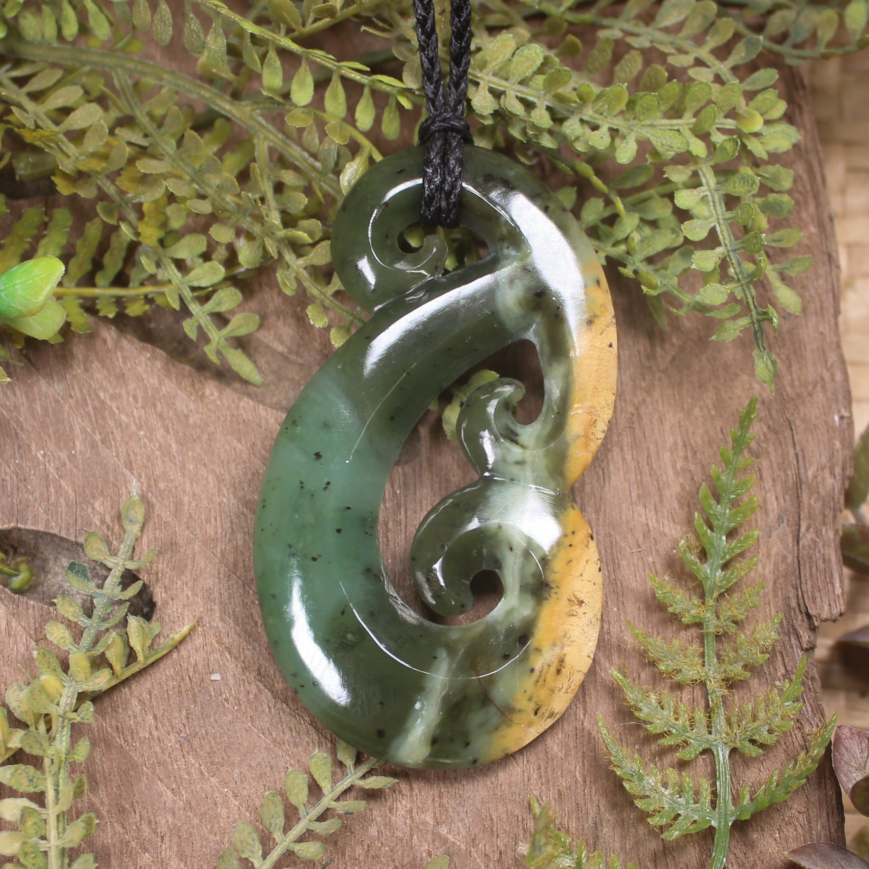 Hammerhead pendant carved from Raukaraka Pounamu - NZ Greenstone