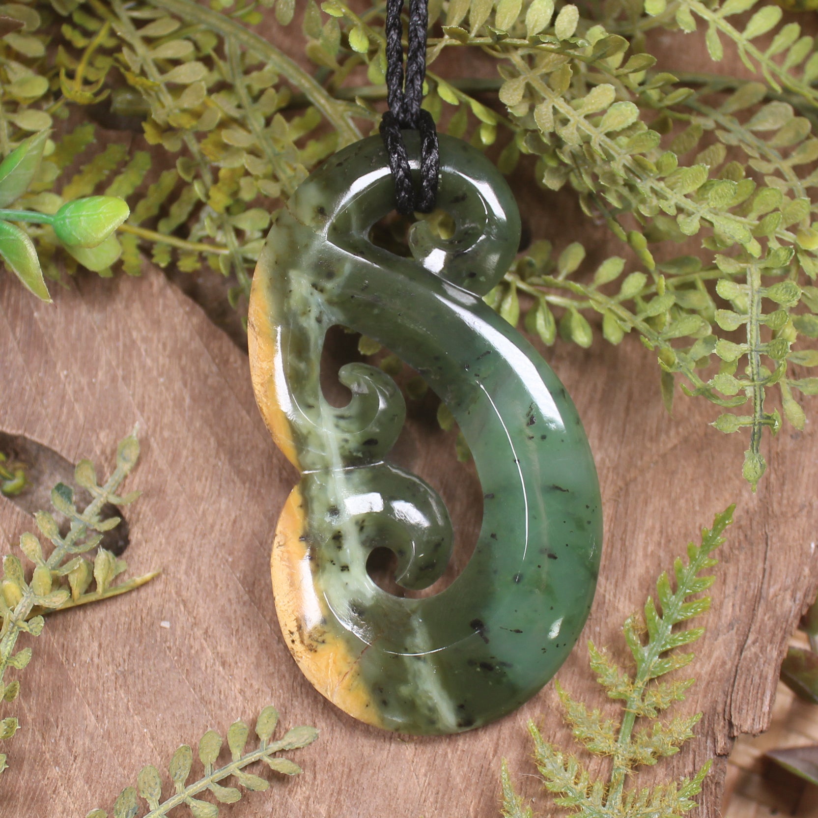 Hammerhead pendant carved from Raukaraka Pounamu - NZ Greenstone