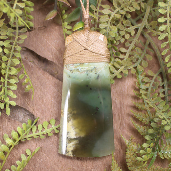Hapopo Pounamu Toki - NZ Greenstone