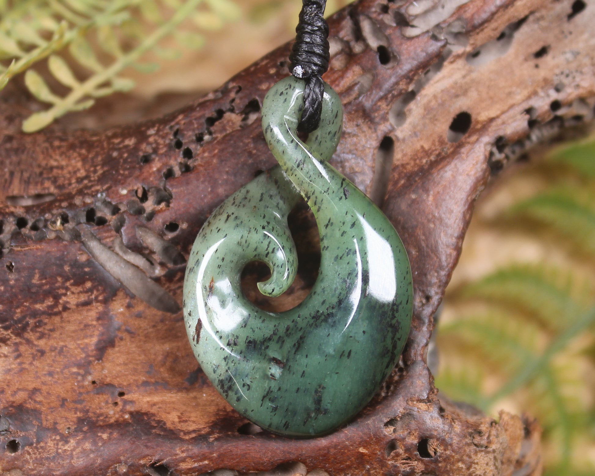 Twist or Pikorua carved from Tangiwai Pounamu - NZ Greenstone