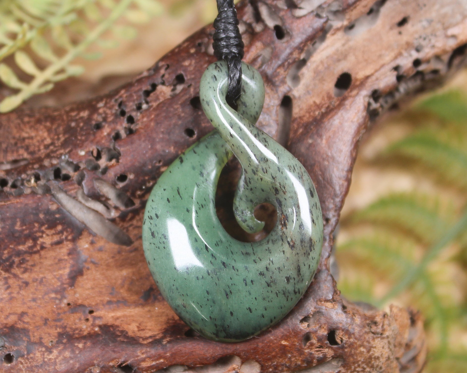 Twist or Pikorua carved from Tangiwai Pounamu - NZ Greenstone