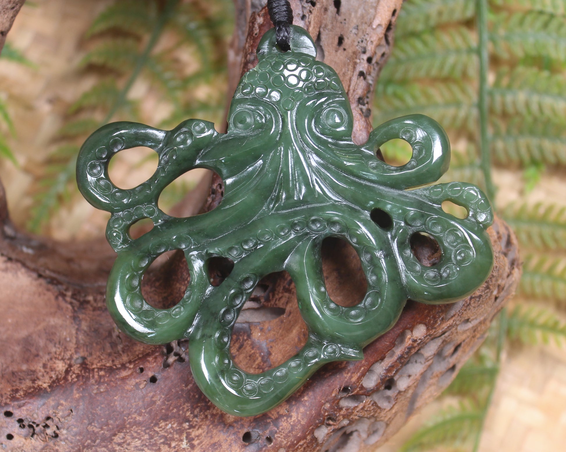 Te Wheke or Octopus Pendant carved from Kawakawa Pounamu - NZ Greenstone