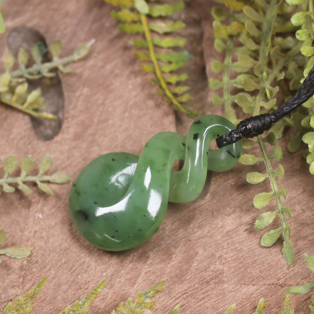 Twist or Pikorua carved from Hapopo Pounamu - NZ Greenstone