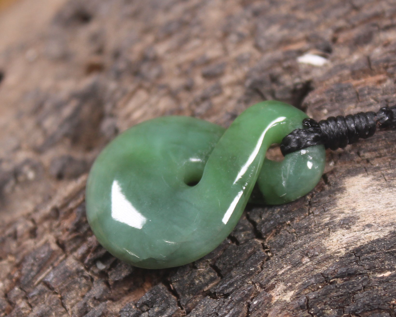 Twist or Pikorua carved from Hapopo Pounamu - NZ Greenstone
