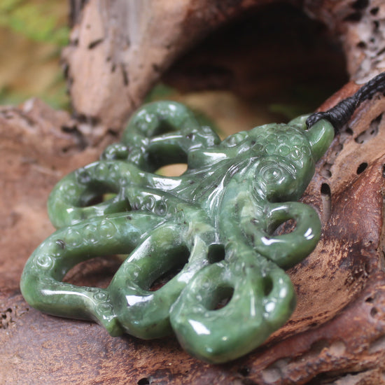 Te Wheke or Octopus Pendant carved from Hapopo Pounamu - NZ Greenstone