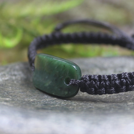 Adjustable cord bracelet with Kawakawa Pounamu